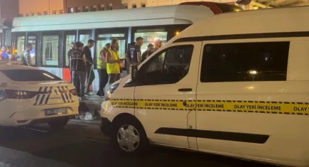 Raylara düşen adam tramvayın altında kalarak öldü