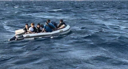 Ayvacık açıklarında 10 kaçak göçmen kurtarıldı, 12 kaçak göçmen yakalandı