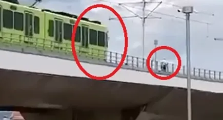 Bursa'da metro raylarında tehlikeli yürüyüş