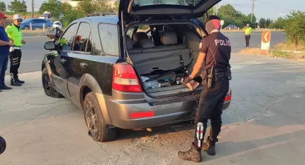 "Dur" ihtarına uymayarak kaçan cip lastiklerine ateş edilerek durduruldu