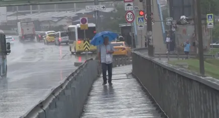 İstanbul'da beklenmedik yağmur yaşamı felç etti