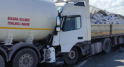 Manisa'da  kömür yüklü tır LPG tankerine çarptı!