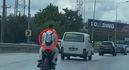 Trafikte ilginç anlar: Ceza yememek için plakasını çantasına yapıştırdı