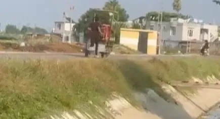Adana'da yine pes dedirten görüntü: Oğlunun beline ip bağlayıp metrelerce koşturdu