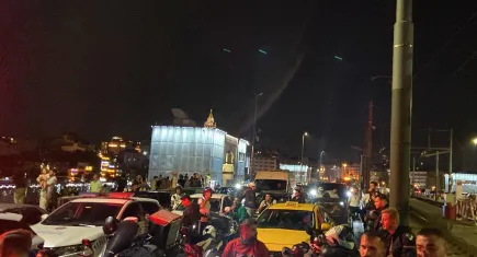 Galata Köprüsü mahşer gününe döndü: Hafif ticari araç park halindeki araçları kıydı geçti