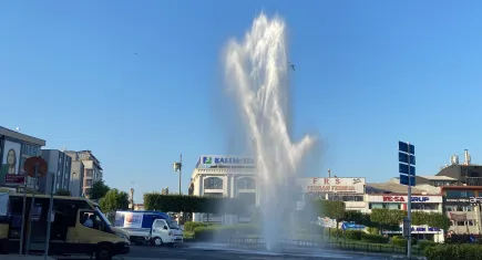 İstanbul'da su borusu patladı: Fışkıran tonlarca su caddeye aktı