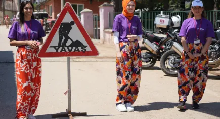 Kadınlar köyü ele geçirdi, jandarma erkekleri köy sınırlarına almadı