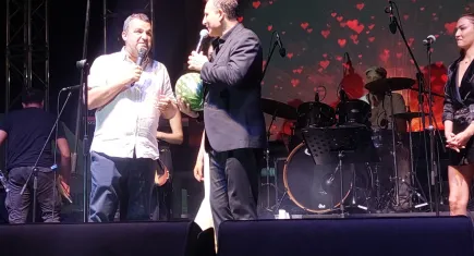 Rafet El Roman, sahnede karpuz kesip tadına baktı