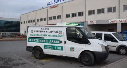 Malatya'da kaza: Karşıdan karşıya geçmeye çalışırken ambulans çarptı