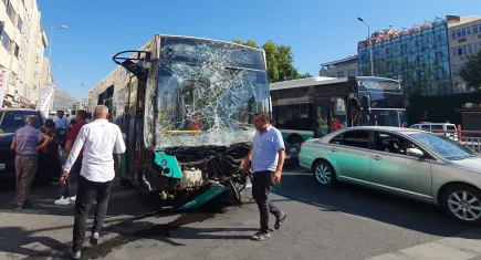 Kayseri'de kaza: Freni patlayan halk otobüsü dehşet saçtı