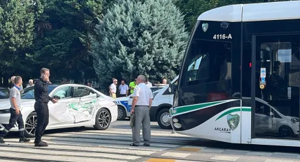 Kocaeli'de kaza: Tramvay otomobile çarptı
