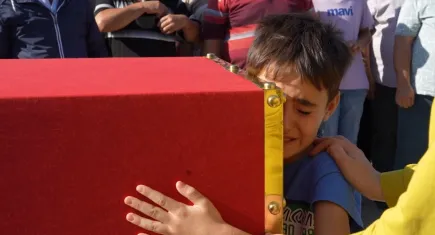 Uzman Çavuş Hüseyin Karakoç’a acı veda: Babalarına son kez sarıldılar