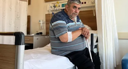 36 yıldır oturduğu yerde uyuyor