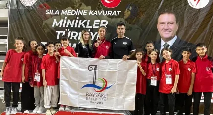 Bayraklılı sporcular Sivas'tan dereceyle döndü