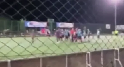 Futbol maçı bir anda boks ringine döndü!