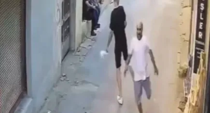 İzmir’de polisten kaçan adamı yoldaki adam çelmeyle yakalattı