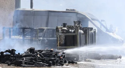 İzmir haber: Yangında 3 fabrika, 5 araç zarar gördü