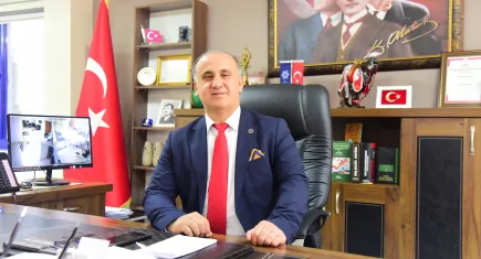 Seyyar esnaf bıçakla saldırdı: Belediye başkanı kıl payı kurtuldu
