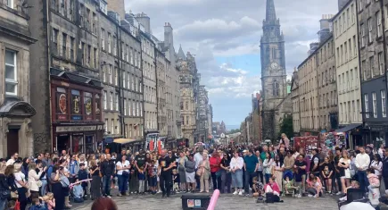 İskoçya'da Edinburgh Uluslararası Festivali coşkusu sokaklara taştı