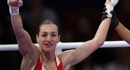 Milli boksör Buse Naz Çakıroğlu, Paris 2024'te yarı finale yükseldi