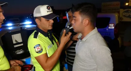 Polisin alkollü sürücü ile imtihanı: Su içti, kusmaya çalıştı, üfler gibi yaptı ama kurtulamadı