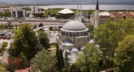 445 yıllık cami zamana meydan okuyor