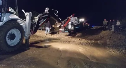 Artvin'e yaz ayında sel uğradı: Trafik saatlerce durdu