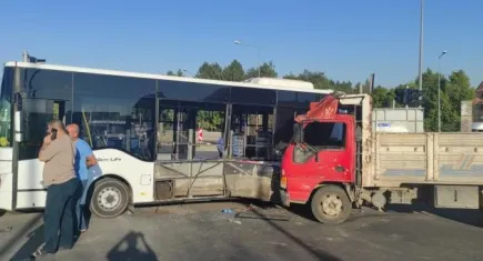 Bingöl'de halk otobüsü kamyon ile çarpıştı: Çok sayıda yaralı var