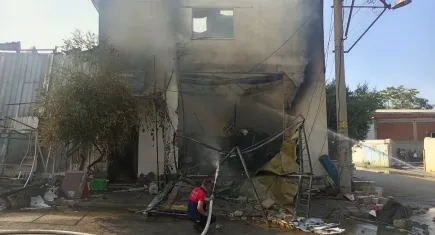 Şarjda bırakılan telefon bakın fabrikayı nasıl küle çevirdi 