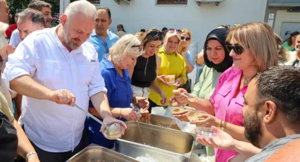 Başkan Pehlivan elleriyle aşure dağıttı