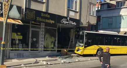 İstanbul'da İETT otobüsü kuaför dükkanına girdi