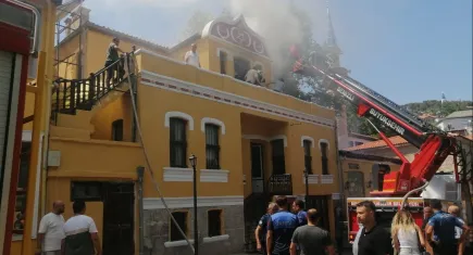 Denizli’deki yangın tarihi konağa sıçradı  