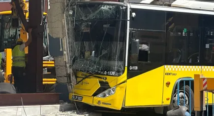 İstanbul'da İETT otobüsünün çarptığı bina güçlendiriliyor