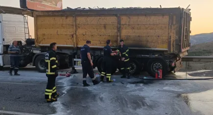 Hafriyat kamyonu seyir halindeyken yandı