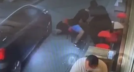 İstanbul'da fenalaşınca yere düşen adamın üzerinden otomobil geçti  