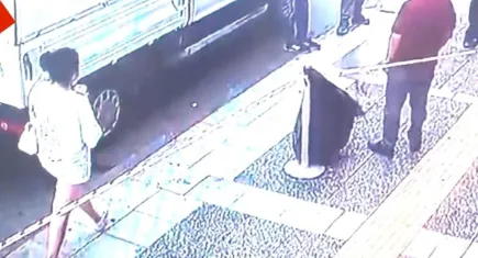 İzmir'de akıl almaz olay :  Cezaevi aracına yasaklı madde paketini zulaladı