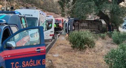 Milas'ta feci kaza! Tur minibüsü takla attı, çok sayıda kişi yaralandı