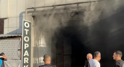 AVM’nin otopark girişinde korkutan yangın