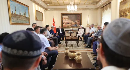 Diyanet İşleri Başkanı Erbaş, Türk devletlerinden gelen akademisyen ve öğrencilerle bir araya geldi