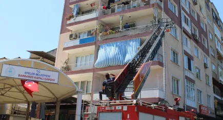 Otizmli adam annesini odaya kilitledi, itfaiye eve balkondan girdi