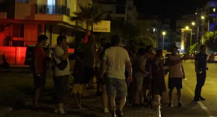 Antalya’da yangın: Apartman sokağa döküldü