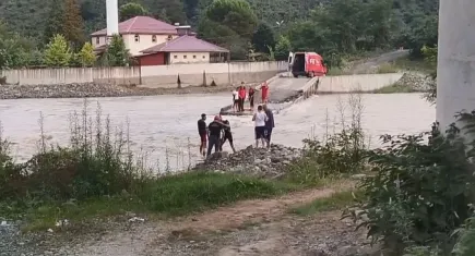 Camiye gitmek isteyen imamın geçtiği köprü yıkıldı