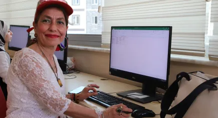 Depremde 4 gün enkaz altında kalan kadın renkli kişiliğiyle hayata tutundu
