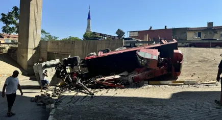 İzmir'de devrilen vincin sürücüsü yaralandı