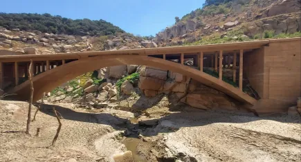 Sular çekilince 100 yıllık köprü ortaya çıktı!