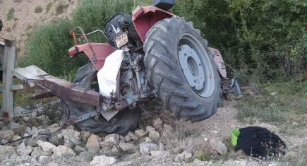 Erzurum'da traktör devrildi: 11 yaralı