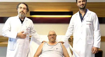 Kafasında şekil bozukluğu olsun istemedi... Beynindeki tümör burnundan çıkarıldı