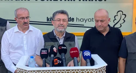 Bakan Yumaklı'dan kritik açıklama: Çanakkale'de şiddetli rüzgarla büyüyen orman yangını! 7 kiliometre uzuluğunda