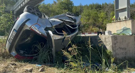 Bilecik'te feci kaza: Kontrolden çıkan araç üst geçide çarptı, sürücü sıkıştı