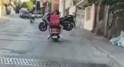 İzmir’de tehlikeli seyahat: Motosiklet üstünde motosiklet taşıdılar